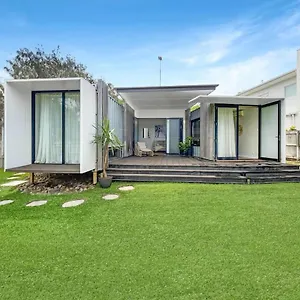 Funky Beachfront House Opposite Kawana Surf Club Australia